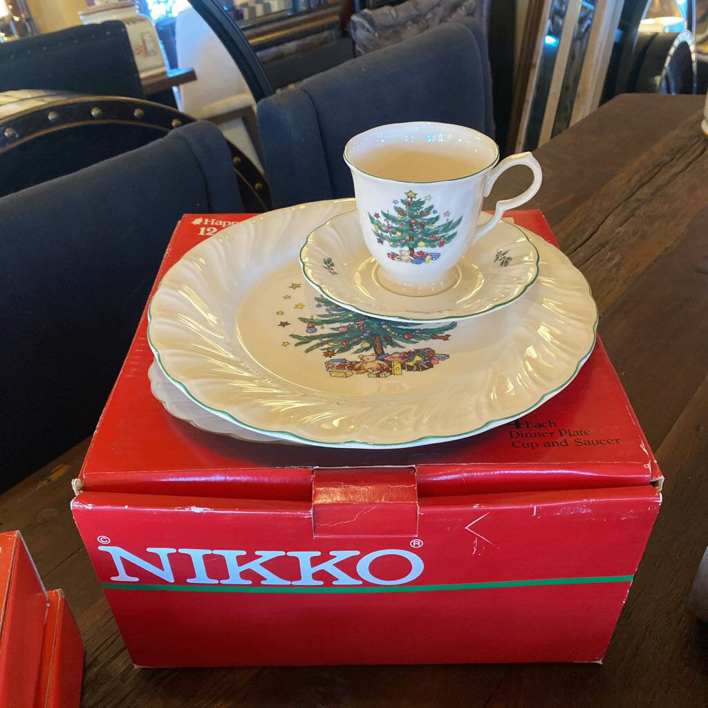 Nikko Happy Holidays Twelve Piece Set