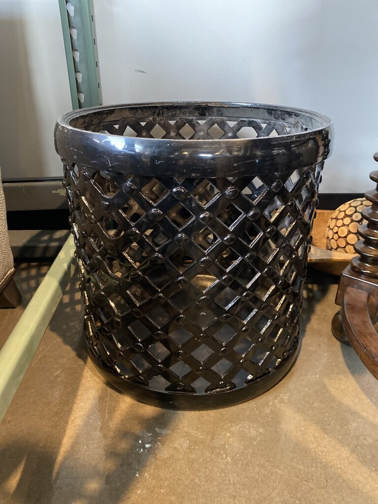 Black Lattice Pot